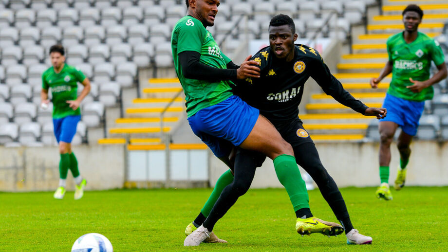 Witi (à direita) fez um dos golos do Nacional