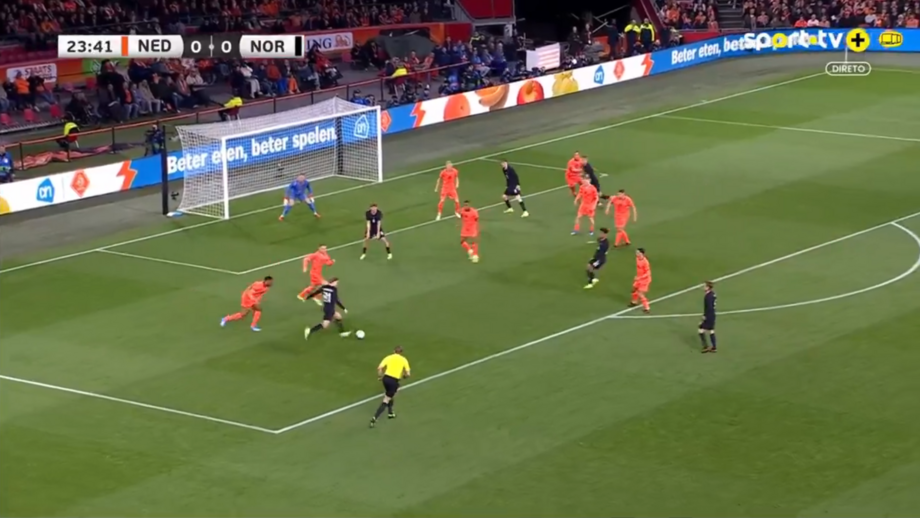 'Dançou' para lá e para cá e finalizou com muita classe: Schjelderup estreou-se assim a marcar pela Noruega