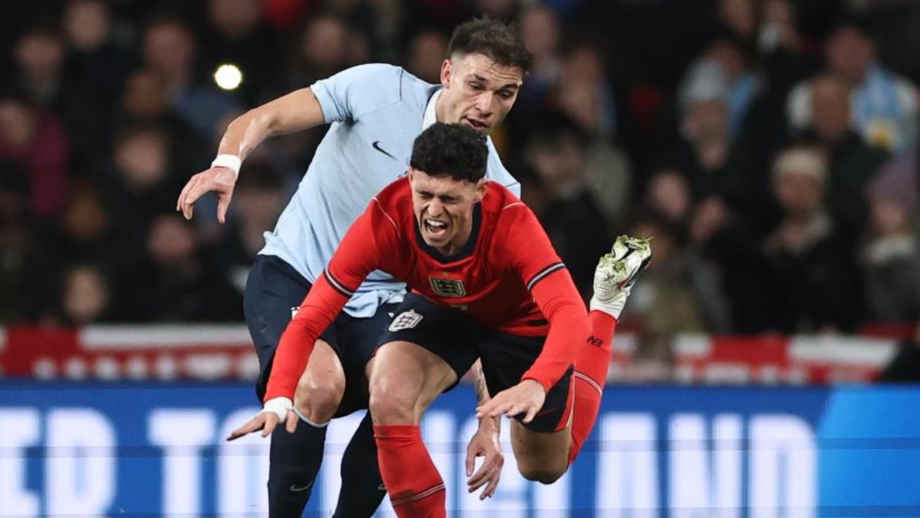 Manuel Ugarte comete falta sobre Phil Foden no Inglaterra-Uruguai