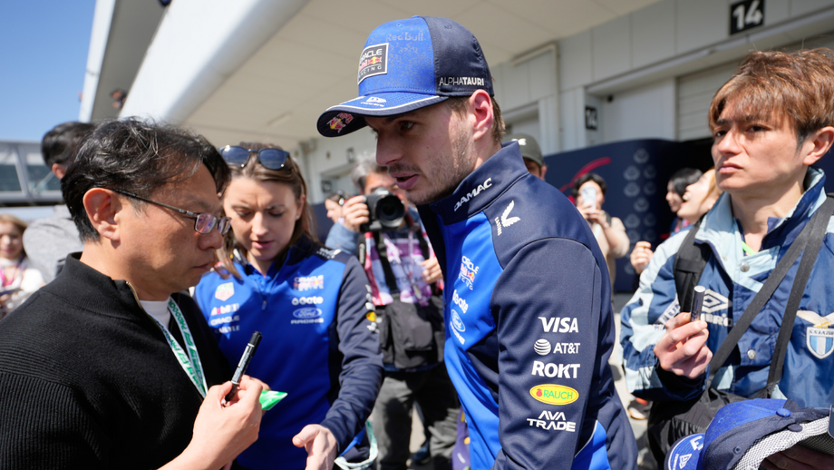 Max Verstappen no paddock durante a primeira sessão de treinos livres para o GP do Japão
