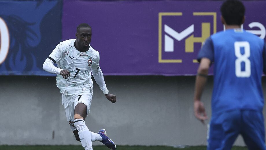 Forbs foi titular na vitória no Azerbaijão