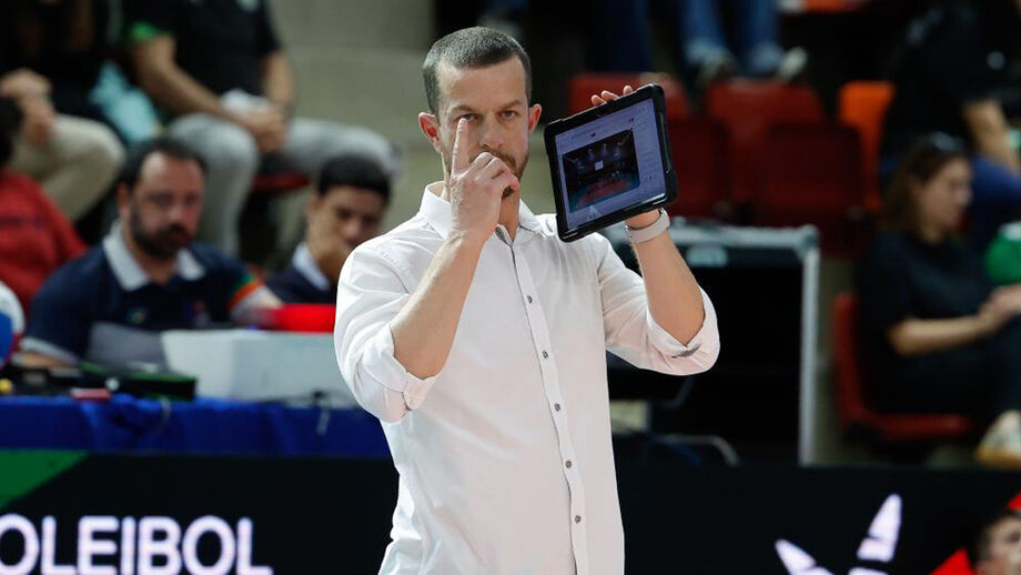 Marcel Matz reage junto ao banco do Benfica