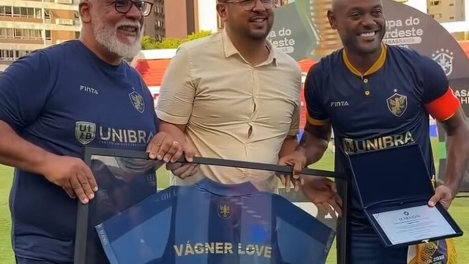 Vágner Love homenageado pelo Retrô antes do jogo