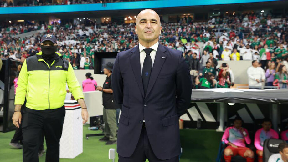 Roberto Martínez reage junto ao banco de Portugal