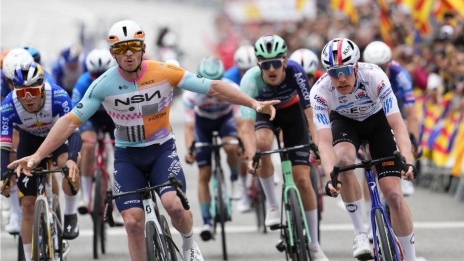 Brady Gilmore (à esquerda) festeja vitória na 7.ª etapa da Volta à Catalunha