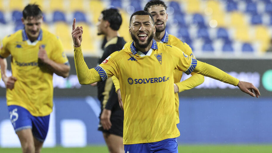 Begraoui festeja um dos golos apontados com a camisola do Estoril