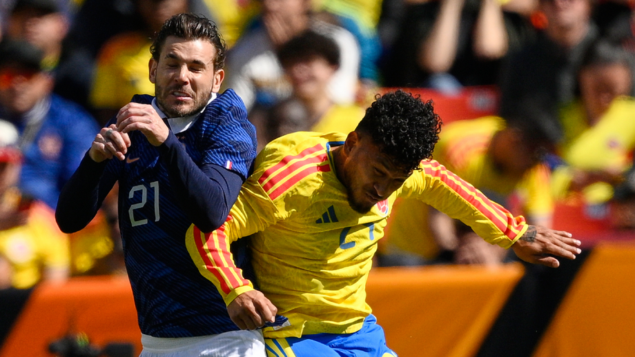 Hernandez e Luis Suárez disputam uma bola pelo ar durante o Colômbia-França