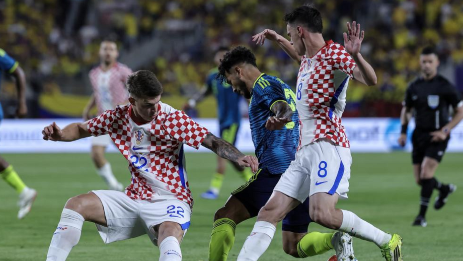 Luis Suárez tenta driblar dois adversários croatas