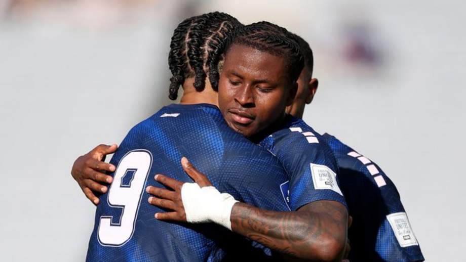 Sidny Lopes Cabral celebra com os companheiros de seleção após marcar por Cabo Verde