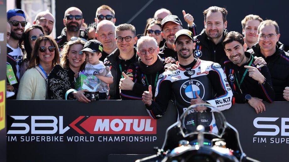Miguel Oliveira celebra com a equipa e a família no GP Portugal de Superbikes