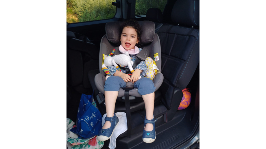 Mafalda, de 5 anos, recebe donativos para obras de acessibilidade em casa