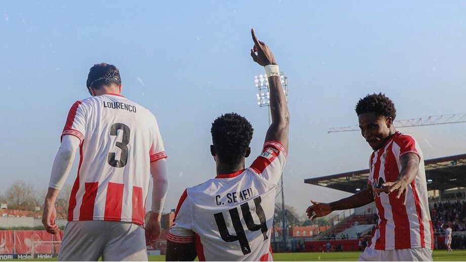 Semeu Commey festeja