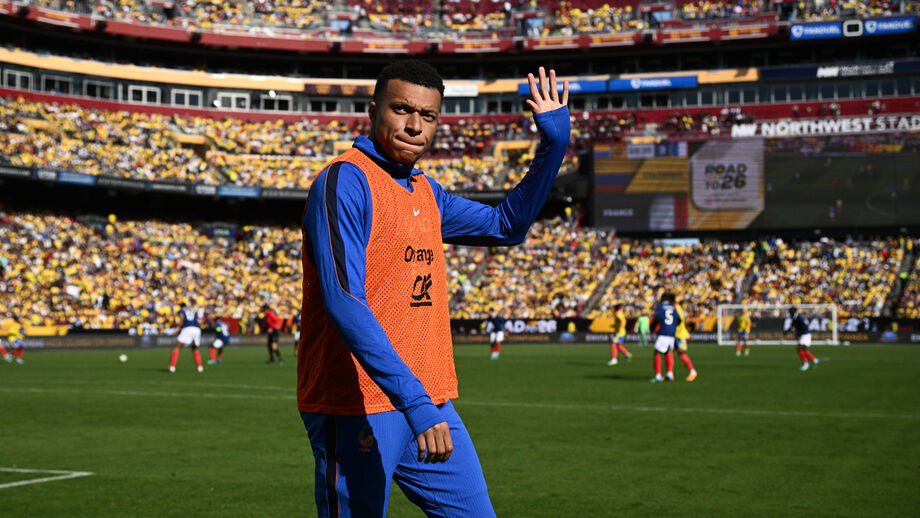 Mbappé admite que o pai nunca viu um contrato seu