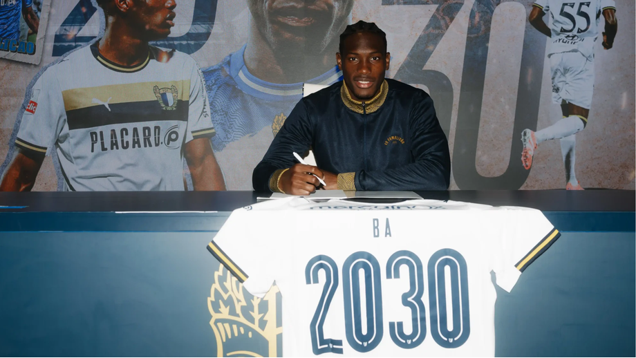 Jogador prolongou o seu contrato com o Famalicão