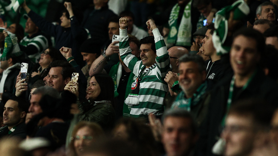 Adeptos do Sporting festejam nas bancadas de Alvalade