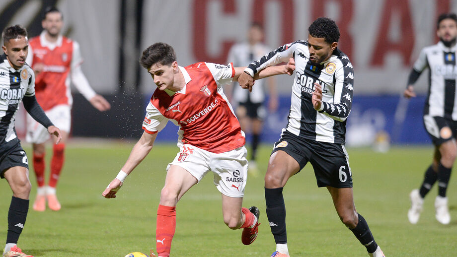 Médio brasileiro (à direita) vai cumprir suspensão de um jogo