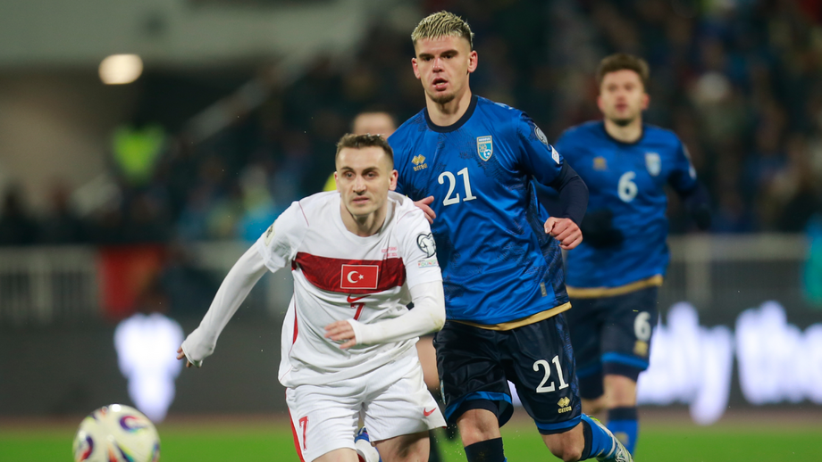 Kökçü assiste Aktürkoglu e Turquia supera Kosovo rumo ao Mundial'2026