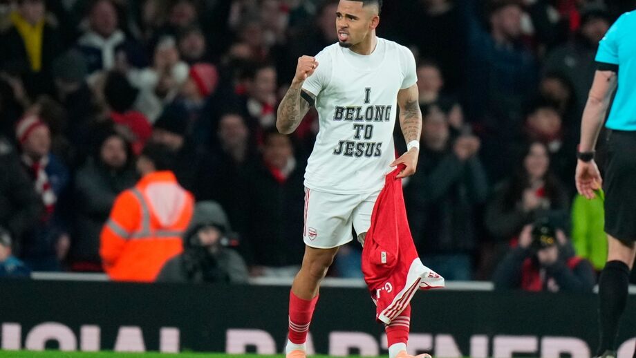 Gabriel Jesus exibe mensagem religiosa num jogo do Arsenal