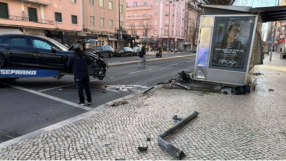 Carro acidentado e paragem de autocarro destruída após colisão em Lisboa