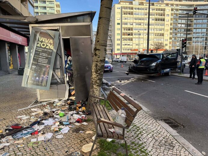 Acidente perto do Terreiro do Paço, local do evento VIVA 2026, causa danos em Lisboa