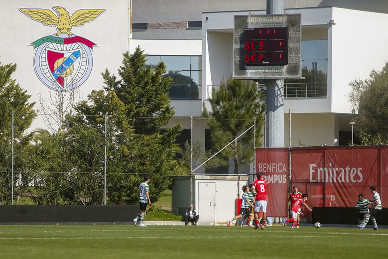 José Mourinho assistiu de perto à vitória encarnada no dérbi de juvenis