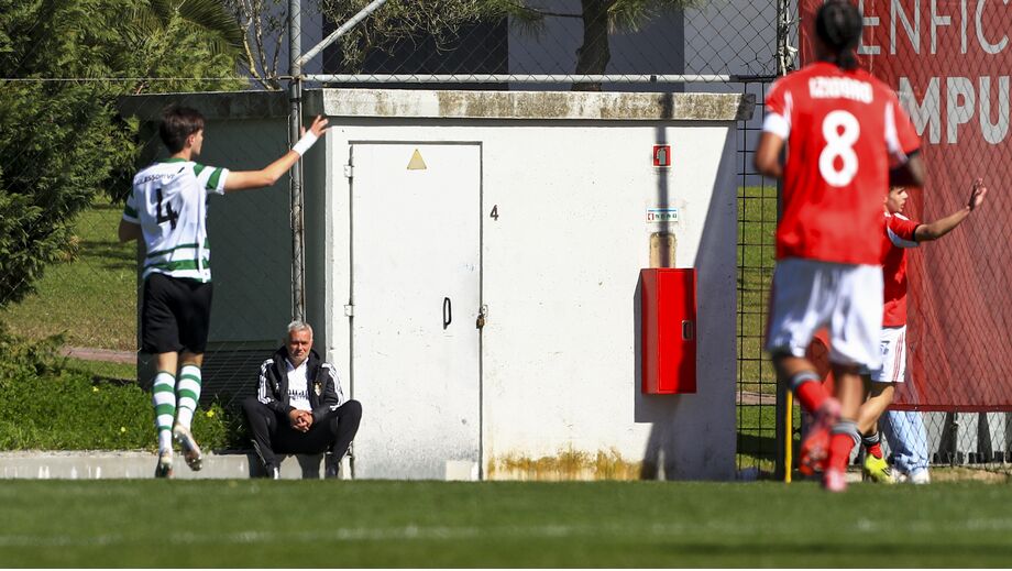 José Mourinho assistiu de perto à vitória encarnada no dérbi de juvenis
