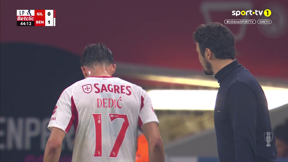 César Peixoto mandou Dedic apressar-se no lançamento lateral e Mourinho reagiu desta forma