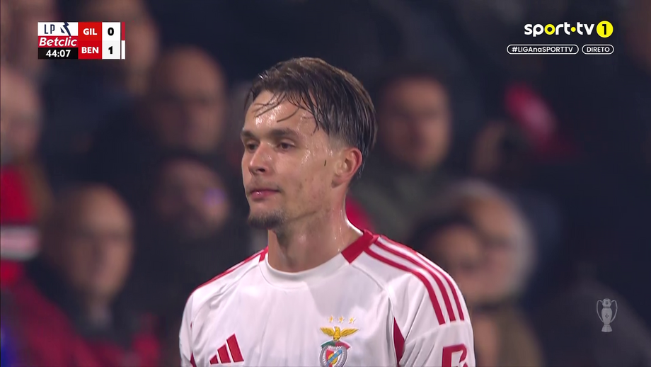 César Peixoto mandou Dedic apressar-se no lançamento lateral e Mourinho reagiu desta forma