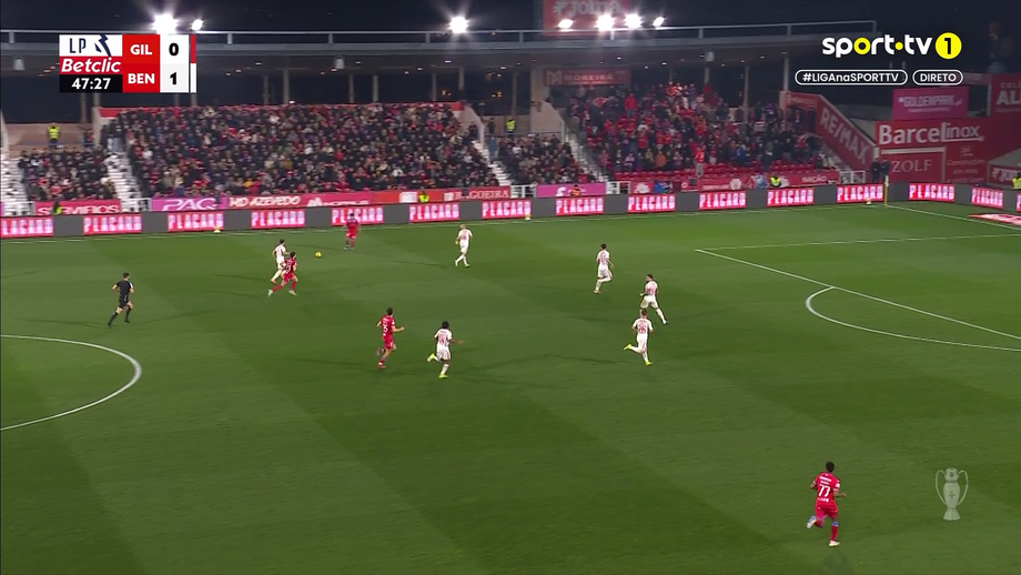 Alarme no Benfica: Aursnes lesiona-se frente ao Gil Vicente e pode ter clássico em risco