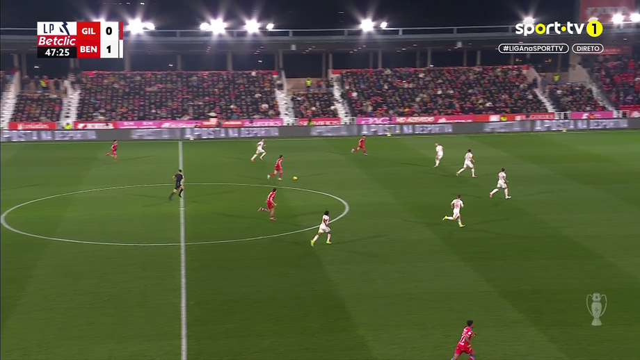 Alarme no Benfica: Aursnes lesiona-se frente ao Gil Vicente e pode ter clássico em risco