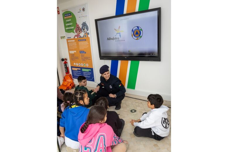 Crianças aprendem sobre proteção civil em Albufeira com apresentação interativa
