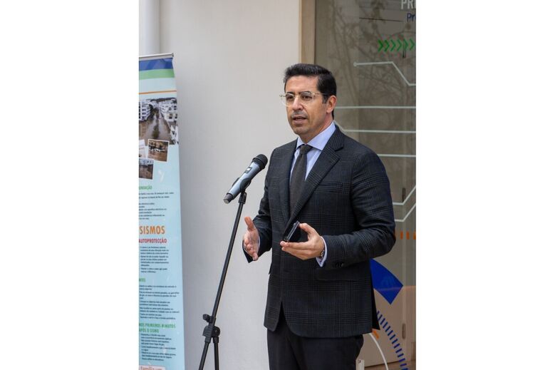 Orador discursa sobre sismos e inundações