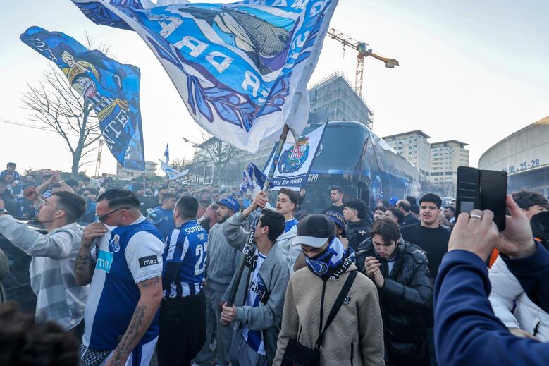 Adeptos do FC Porto apoiam a equipa na partida para Lisboa, onde irá defrontar o Benfica