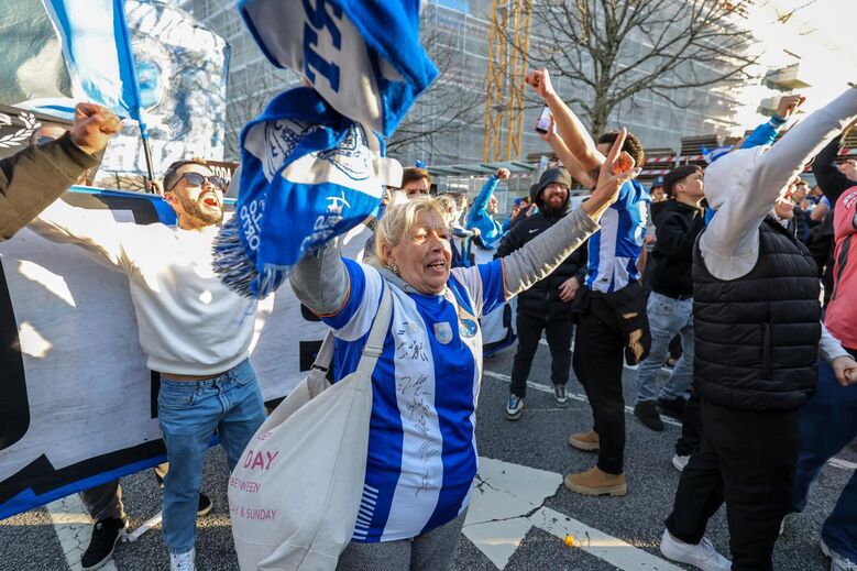 Adeptos do FC Porto apoiam a equipa na partida para Lisboa, onde irá defrontar o Benfica
