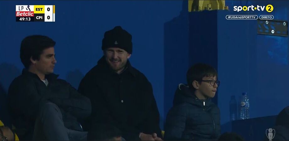 Eric Dier na tribuna a assistir ao Estoril-Casa Pia