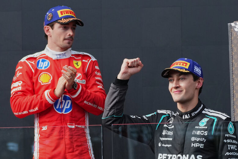 Charles Leclerc no pódio (3.º) ao lado de Russell