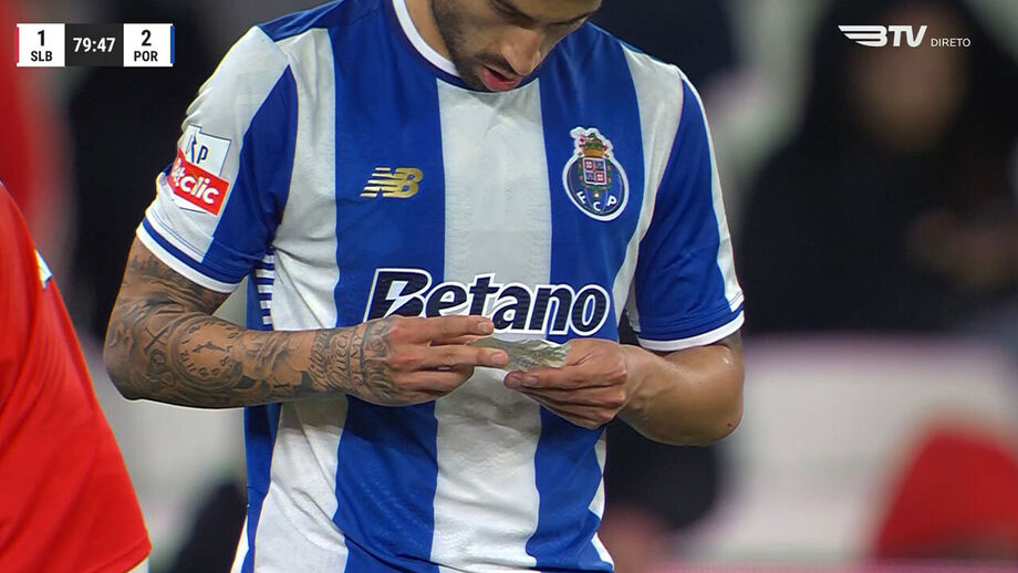 Alan Varela lê o papel que lhe foi entregue por Fofana