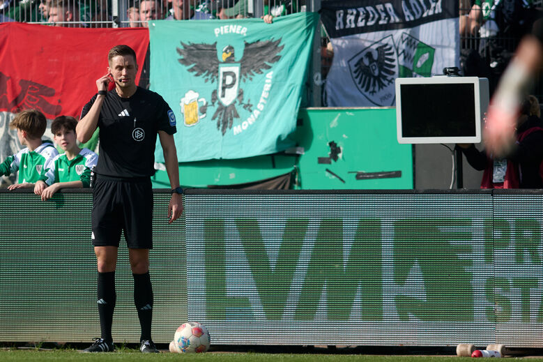 Árbitro Felix Bickel ficou sem conseguir ver as imagens... à conta dos adeptos