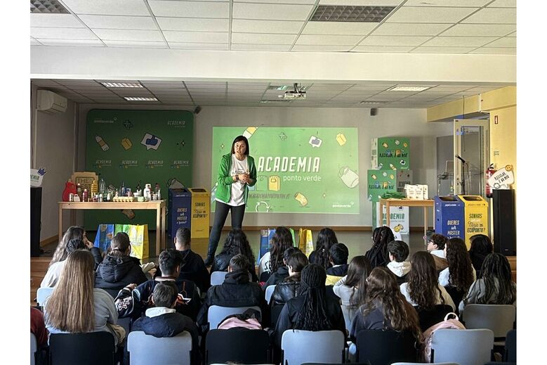 Alunos aprendem sobre reciclagem na Academia Ponto Verde