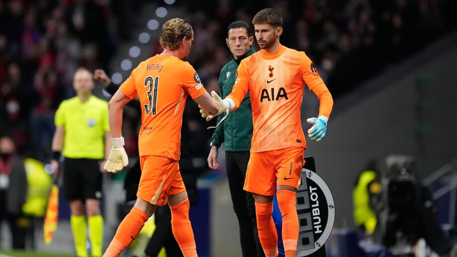 Guarda-redes do Tottenham trocam cumprimentos durante o jogo