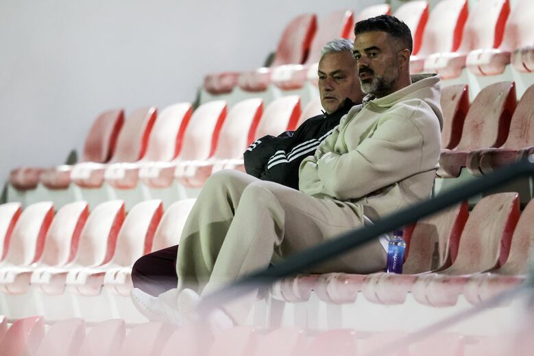 Mourinho assiste ao jogo do Benfica em iniciados