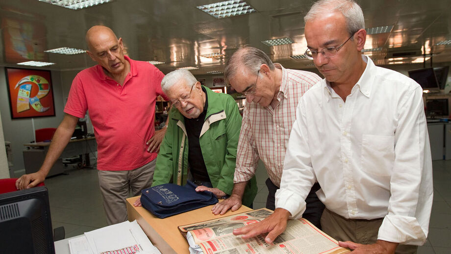 Mário Zambujal com Alexandre Pais, Artur Agostinho e António Magalhães durante visita a Record 