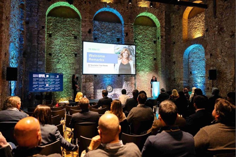 Ana Isabel Trigo Morais discursa em evento da re.source com público presente