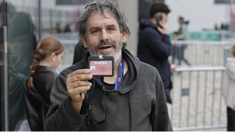 Fernando Alves, o tão conhecido 'Emplastro', junto ao Pavilhão João Rocha com um cartão de sócio... do Benfica