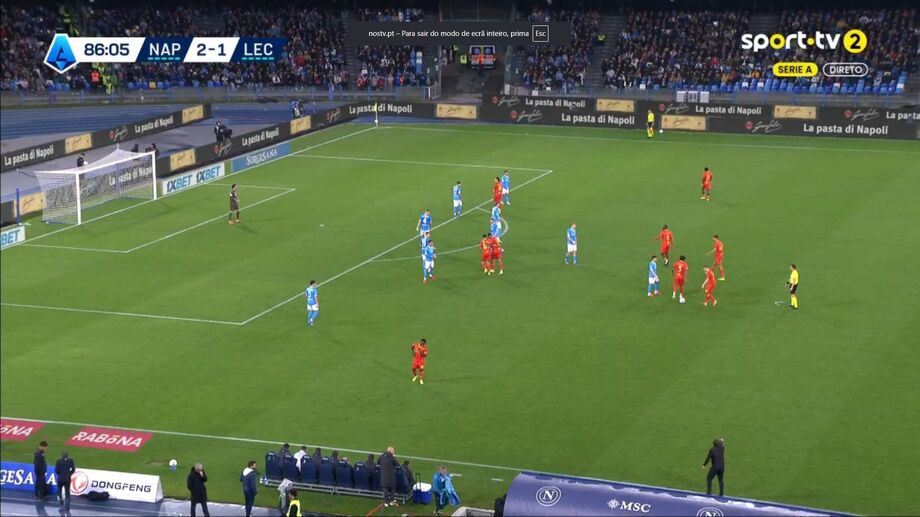 Enorme susto no Nápoles-Lecce: Lameck Banda sente-se mal no relvado e sai de maca