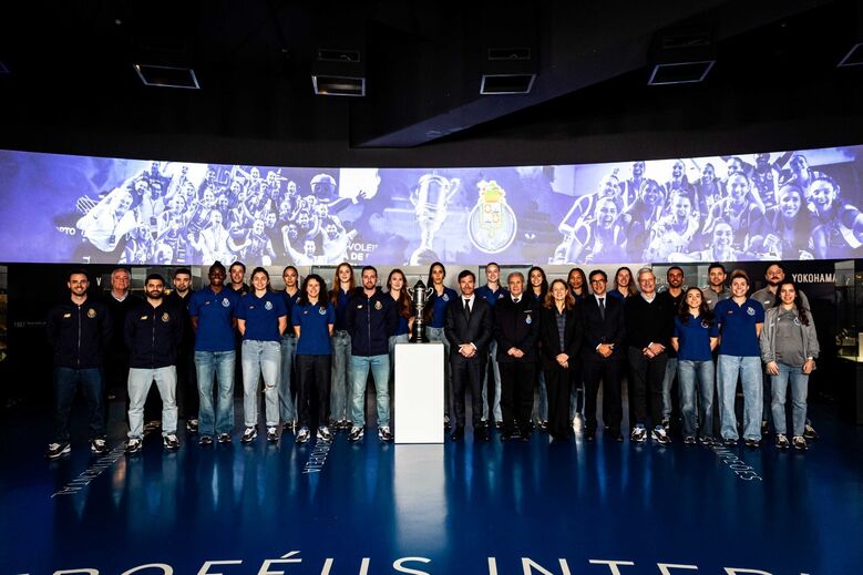 Equipa e presidente posam com a Taça de Portugal