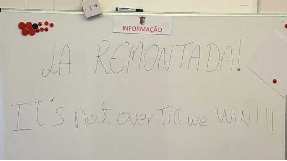 Frase afixada no balneário do Sp. Braga