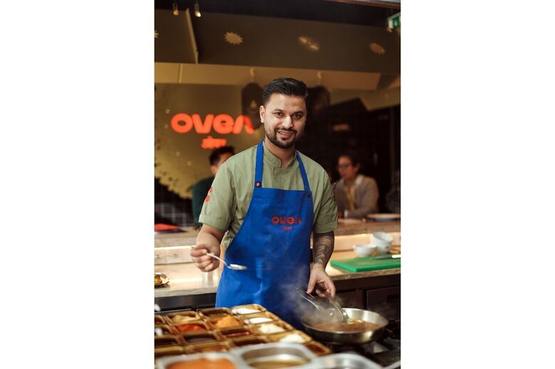 Chef prepara refeição no restaurante Oven