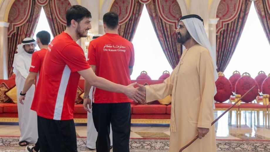 Sardar Azmoun tramado por foto com Mohammed bin Rashid Al Maktoum