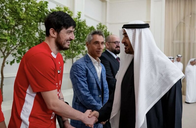 Sardar Azmoun tramado por foto com Mohammed bin Rashid Al Maktoum